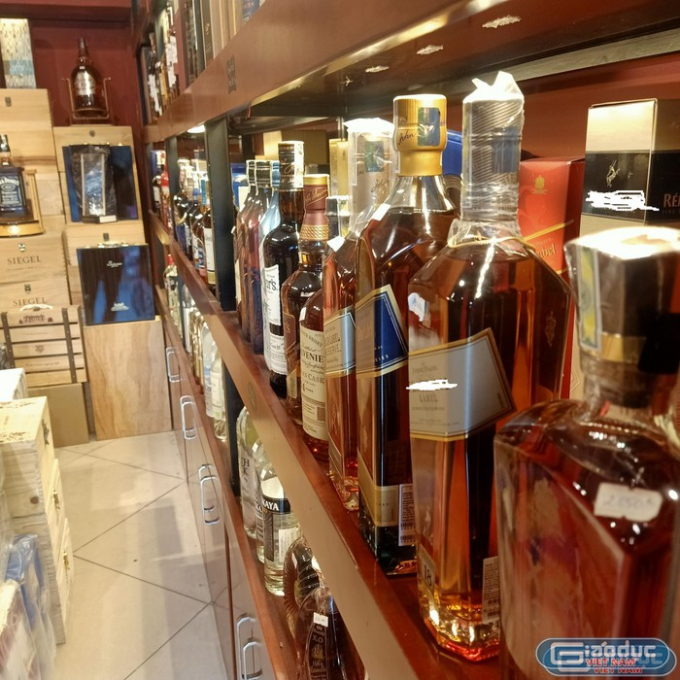 Gần Tết, các sản phẩm rượu ngoại được bày bán ở rất nhiều cửa hàng (Ảnh: Mạnh Đoàn)