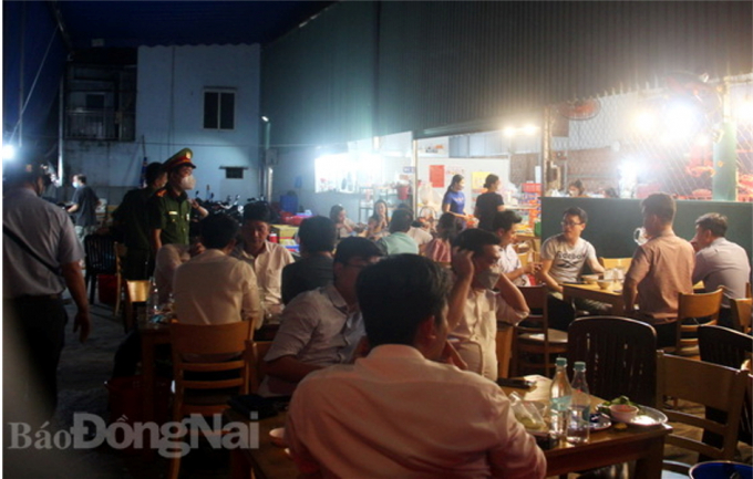 Nhiều nhà hàng tập trung rất đông người đến ăn nhậu