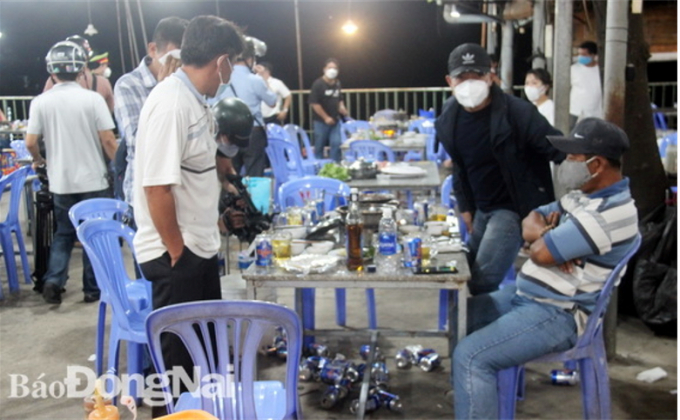 Tại một số nhà hàng lớn vẫn bất chấp quy định, bán rượu, bia cho khách