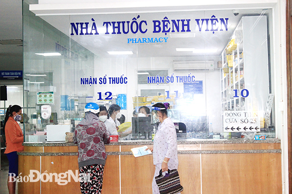 Bệnh nhân nhận thuốc tại Bệnh viện Đa khoa Thống Nhất