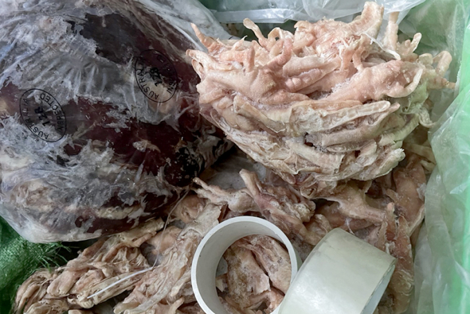 Chân gà đông lạnh và nội tạng động vật tại kho đông lạnh của bà B.