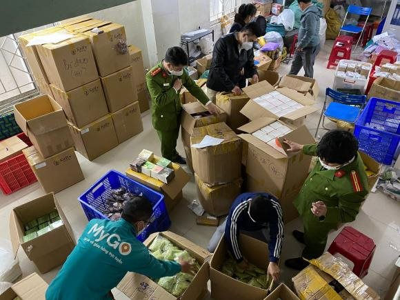Nhiều sản phẩm không rõ nguồn gốc bị thu giữ.