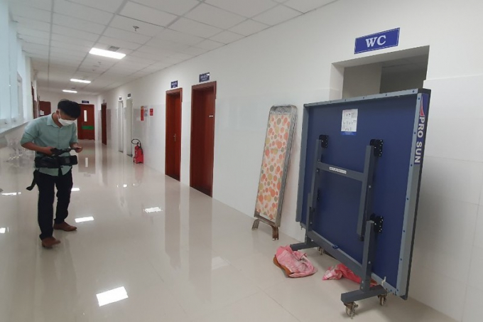 WC trong khoa Sản được dùng bàn bóng bàn che tạm vì chưa được lắp rèm cửa-Ảnh:TK