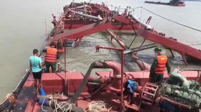 Lực lượng Biên phòng kiểm tra phương tiện khai thác cát trái phép. Ảnh: LƯƠNG KIỂM