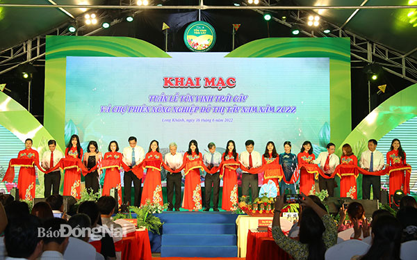 Các đại biểu cắt băng khai mạc Tuần lễ tôn vinh trái cây và Chợ phiên nông nghiệp đô thị Tây Nam năm 2022. Ảnh: Huy Anh