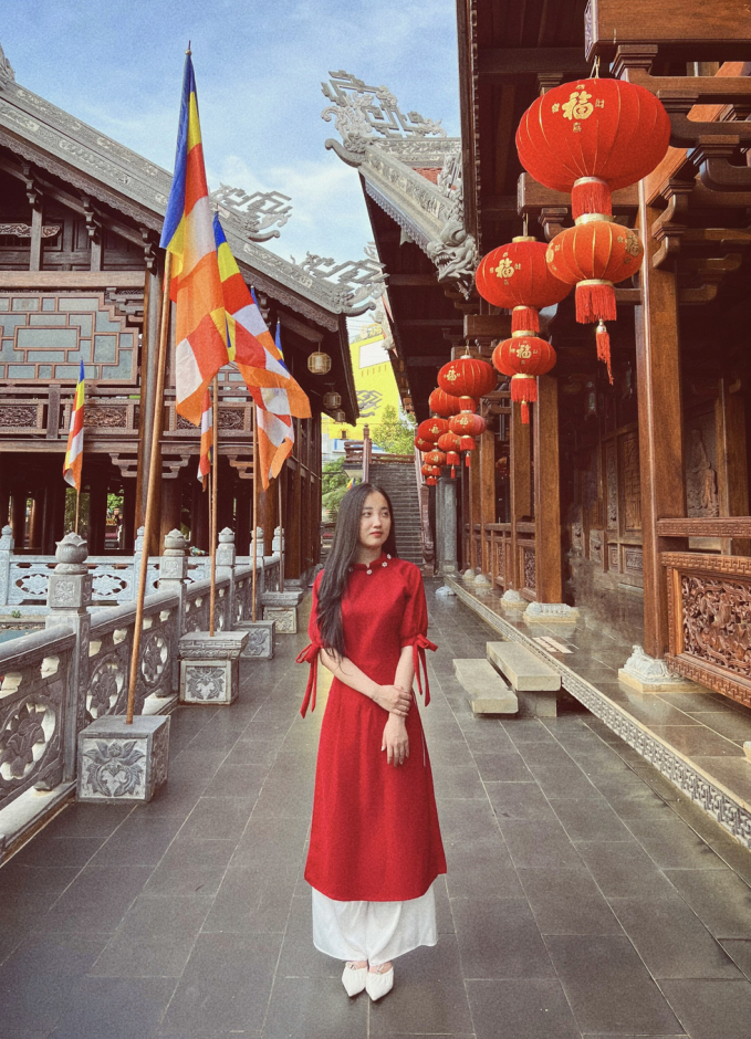 Chùa Sắc Tứ Khải Đoan được biết đến là ngôi chùa cổ lớn nhất của thành phố Buôn Ma Thuột. Nơi đây hấp dẫn du khách bởi bề dày lịch sử cùng với nét kiến trúc độc đáo. Đây là ngôi chùa cuối cùng ở Việt Nam được phong sắc tứ của chế độ phong kiến. Chùa có tông màu nâu vàng, kiến trúc mang phong cách nhà sàn Tây Nguyên kết hợp với kiến trúc nhà rường của Huế tạo nên sự cổ kính, trang nghiêm