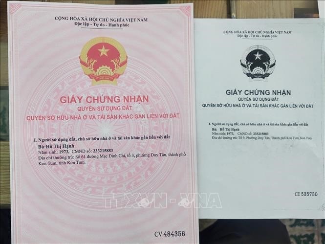 Không phải đất lên thổ cư mới được cấp sổ đỏ, sổ hồng, ngay cả đất nông nghiệp vẫn được cấp nếu đủ điều kiện. Ảnh: TTXVN