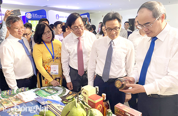 Phó thủ tướng Vũ Đức Đam cùng lãnh đạo tỉnh và một số địa phương vùng Đông Nam bộ tham quan gian hàng du lịch của Đồng Nai tại hội nghị kết nối du lịch năm 2020. Ảnh: T.Mộc