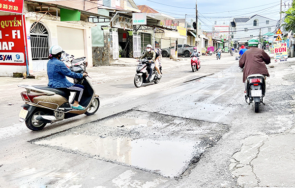 Đường Nguyễn Phúc Chu vừa hoàn thành thi công lắp đặt hệ thống cống thoát nước vào đầu năm 2022 nhưng mặt đường nhanh chóng bị xuống cấp, đang được cơ quan chức năng “bóc” lớp nhựa lên xử lý lại
