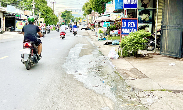Nhiều hộ kinh doanh dọc đường Bùi Trọng Nghĩa đổ nước tràn lan ra đường, bốc mùi khó chịu và gây trơn trợt cho người tham gia giao thông