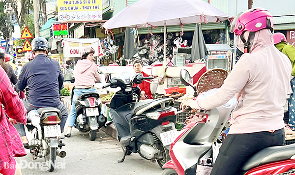 Tình trạng đường Đồng Khởi (từ ngã tư Tân Phong đến giao lộ Đồng Khởi - Bùi Trọng Nghĩa, P.Trảng Dài) bị kẹt xe vào mỗi chiều còn do nguyên nhân nhiều người bày hàng, mua bán ngay trên cầu Đồng Khởi