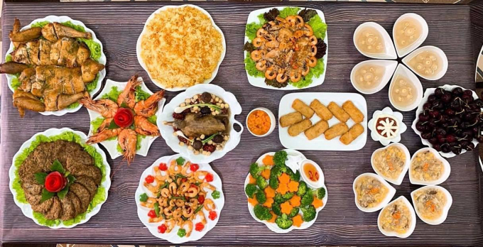 Mâm cỗ mặn phong phú với các món thịt gà, tôm, súp...