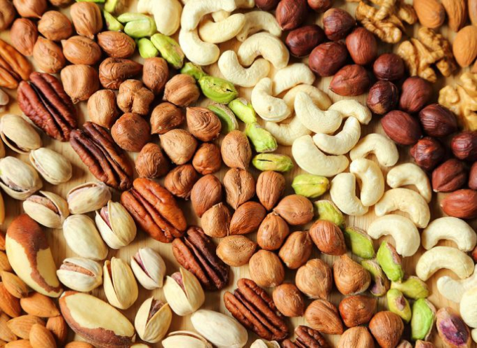 Nên kết hợp các loại hạt và trái cây khô để có được protein, chất béo lành mạnh và chất xơ SHUTTERSTOCK