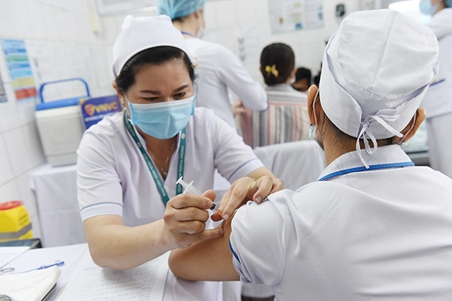 Tiêm vaccine COVID-19 tại Bệnh vện Bệnh nhiệt đới TP.HCM.