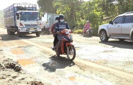 Đường ĐT 760 vừa được nghiệm thu, đưa vào sử dụng nhưng đã bị xuống cấp