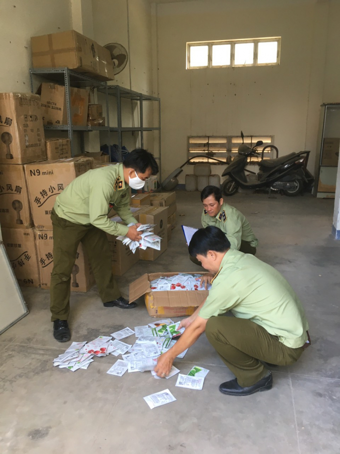 Lực lượng chức năng tỉnh Ninh Thuận tiến hành kiểm tra hàng hóa không rõ nguồn gốc. Ảnh: Cục QLTT Ninh Thuận
