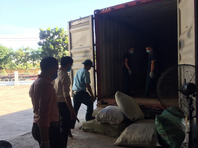 Lực lượng chức năng kiểm tra container. Ảnh: BÙI TOÀN.