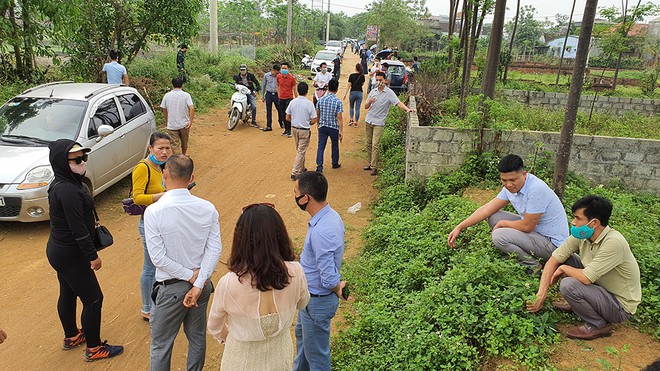 Cò đất đua nhau thổi giá đất ở H.Thạch Thất, Hà Nội đầu năm 2020. Ảnh Lê Quân