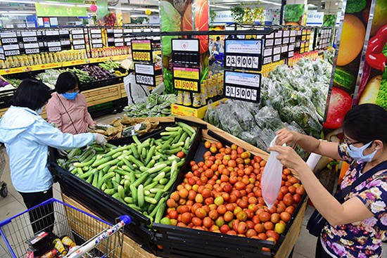 Người dân mua hàng tại hệ thống cửa hàng Saigon Co.op. Ảnh: Saigonco-op.vn