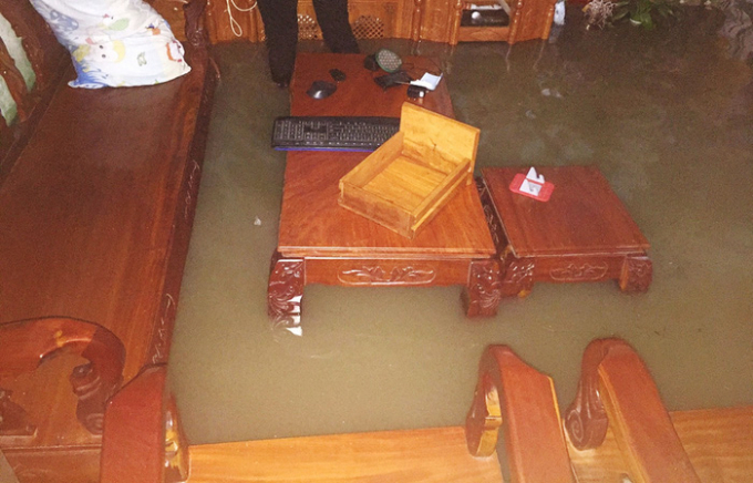 Nước ngập vào nhà người dân mỗi khi đường được nâng