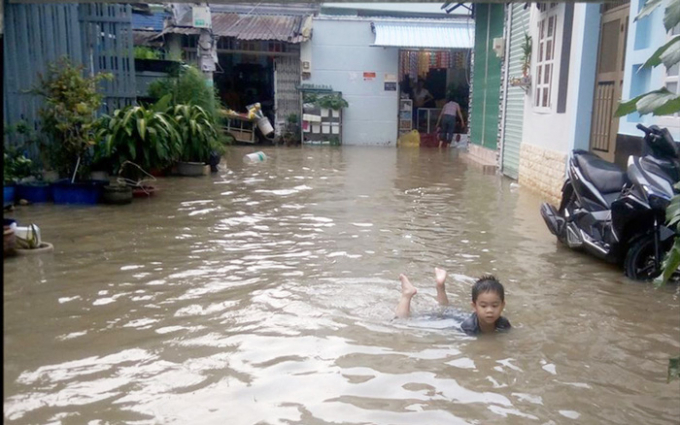 Đường thành sông để trẻ em bơi lội sau những cơn mưa