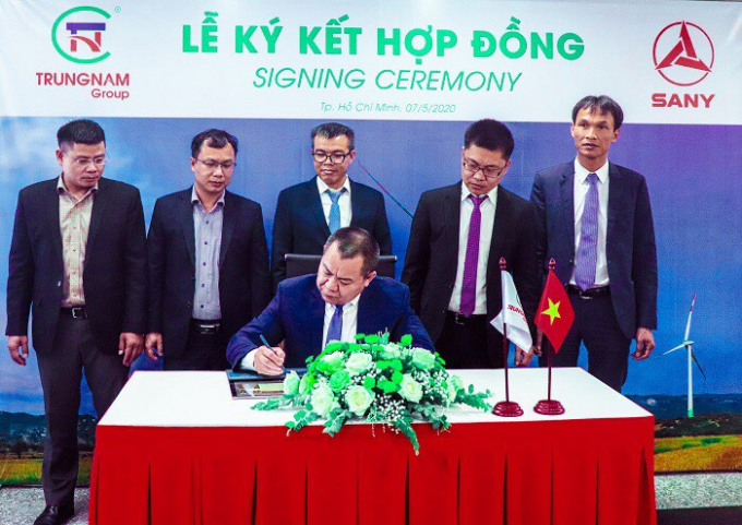 Ký kết hợp đồng trực tuyến giữa Trungnam Group với SANY. (Ảnh: Lê Vũ - Bảo Trần)