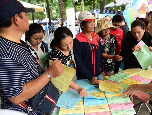 Khách hàng tìm hiểu tour tại hội chợ du lịch - Ảnh minh họa: QUANG ĐỊNH