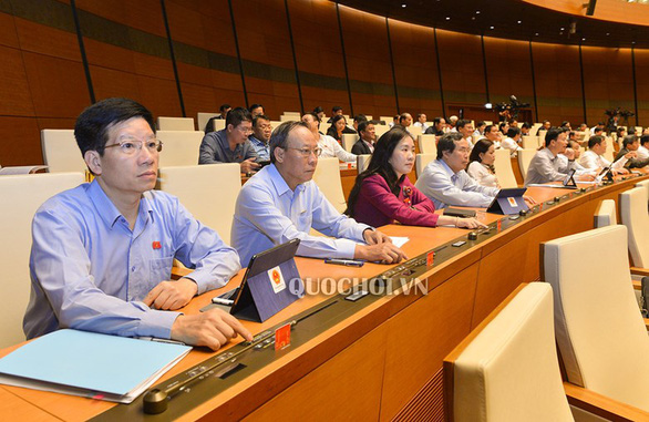 Các đại biểu Quốc hội bấm nút biểu quyết tại Nhà Quốc hội – Ảnh: Quochoi.vn