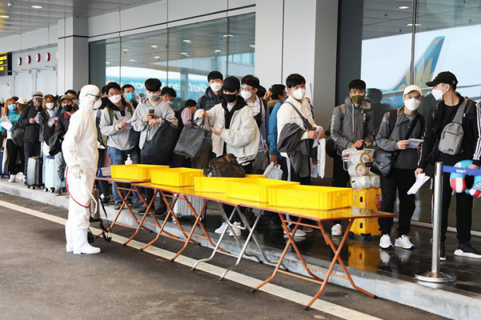 Trung tâm lao động ngoài nước cho biết, trong thời gian dịch COVID-19, hàng trăm lao động hết hạn hợp đồng hoặc tránh dịch phải trở về nước. Điều này, khiến tình trạng lừa đảo mua vé máy bay từ Hàn Quốc về Việt Nam tăng cao.