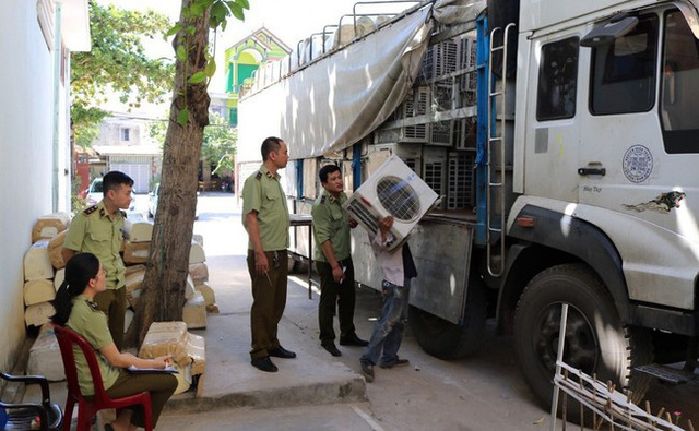 Đội QLTT số 7 tiến hành kiểm tra hàng hóa. Ảnh: QLTT Quảng Bình