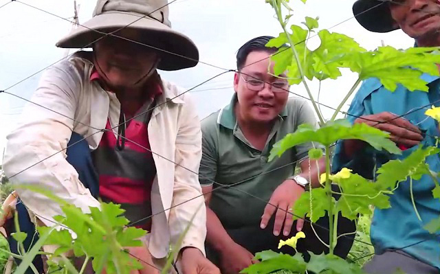 Ông Hiệp (giữa) hướng dẫn kỹ thuật cho các nông dân trồng khổ qua rừng