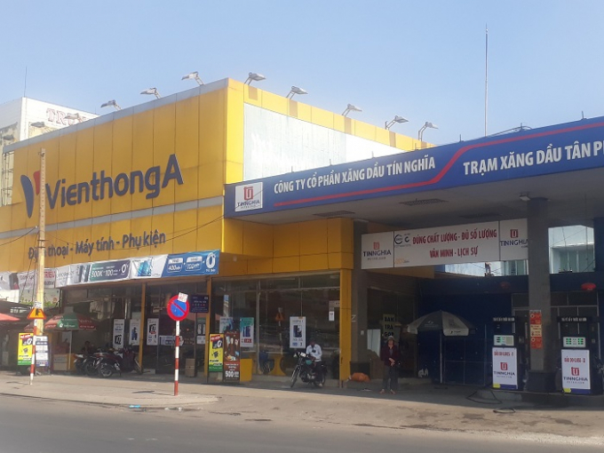 Viễn thông A và cửa hàng xăng dầu liền kề nhau, nếu không may xảy ra hỏa hoạn thì hậu quả sẽ nghiêm trọng như thế nào? (Ảnh: HN)