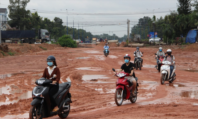 Đường Mỹ Phước- Tân Vạn, đoạn giáp ranh giữa thị xã Bến Cát và thành phố Thủ Dầu Một sau nhiều năm mới giải tỏa được mặt bằng, đang hoàn thiện để thông tuyến. Ảnh: Đình Trọng