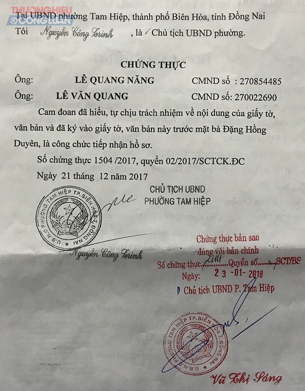 Chủ tịch UBND phường Tam Hiệp chứng thực đơn làm chứng nguồn gốc thửa đất của ông Lê Văn Quang