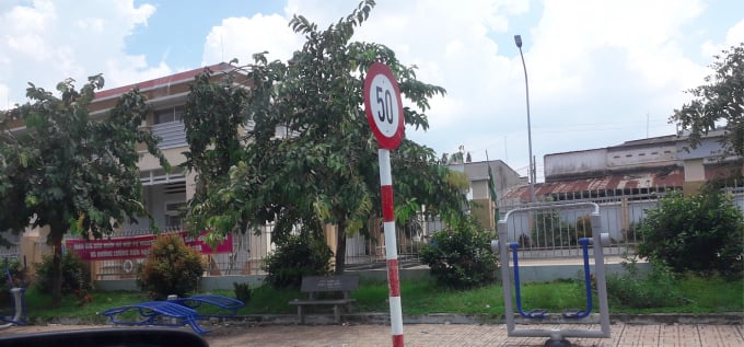 Biển hiệu quy định tốc độ tối đa là 50km/giờ nhưng tài xế xe ben chạy đến 90 - 100km/giờ, trong khi chở đầy đá tảng.