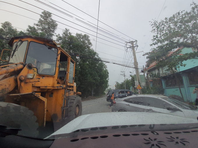 Hình ảnh các đối tượng vây chặn xe của phóng viên