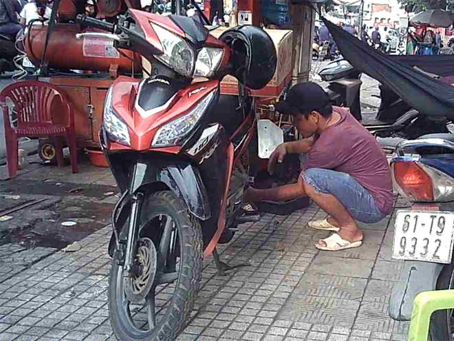 Điểm vá xe trên đường Phan Đăng Lưu (P.3, Q.Bình Thạnh) cũng giở thủ đoạn phá ruột xe, chặt chém