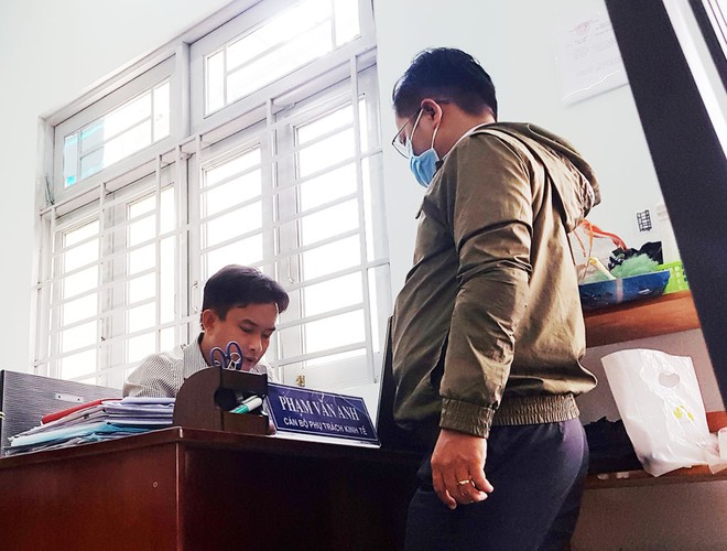 Anh T.H.Q.H đến trụ sở Sở KH-ĐT TP.HCM trình báo, tố cáo công ty “ma”; và đến UBND P.Đông Hưng Thuận (Q.12) xác minh địa chỉ các công ty “ma” này ẢNH: TRÁC RIN