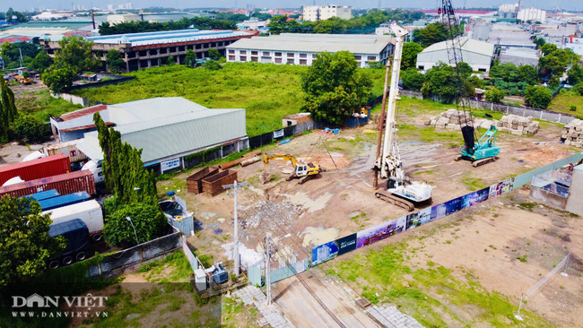 Bên trong dự án hiện chỉ là bãi đất trống ngổn ngang, chưa có dấu hiệu xây dựng phần móng. Ảnh: V.D