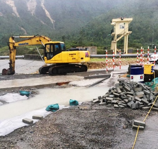 Nhà máy đã sử dụng máy xúc để xử lý sự cố ngập nước ở hồ chứa thải.