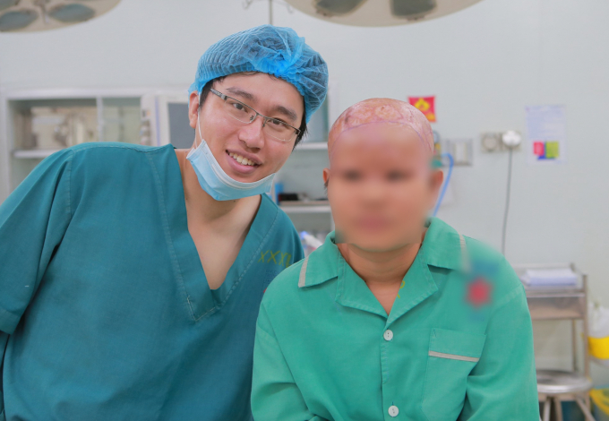 Bác sĩ Hồ Phi Nhạn khi còn học việc tại khoa Bỏng - Tạo hình thẩm mỹ, BV Trưng Vương.