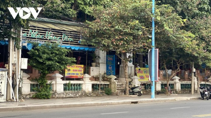 Quán cà phê ca nhạc trong khu di tích Bạch Dinh.