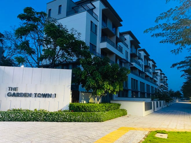 Chúng tôi ghé vào khu đô thị Swan Park lúc cao điểm khoảng 17 giờ 30 tối nhưng các khu nhà khang trang nơi đây vẫn tối đèn. Trong khi đó, trên các tuyến đại lộ chính rộng thênh thang gần như không có người đi lại, chỉ lèo tèo một số công nhân làm việc ở khu công nghiệp trở về nhà sau một ngày lao động. ẢNH: ĐÌNH SƠN