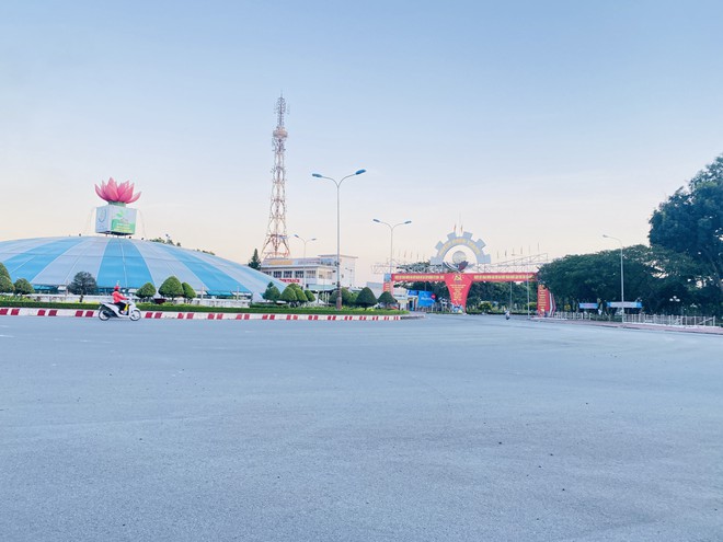 Trung tâm hành chính huyện Nhơn Trạch dù ngay giờ cao điểm buổi chiều nhưng đường phố vẫn thưa thớt người qua lại ẢNH: ĐÌNH SƠN