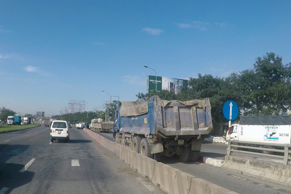 Xe tải ben chạy vào làn xe máy bất chấp nguy hiểm - Ảnh: B.A