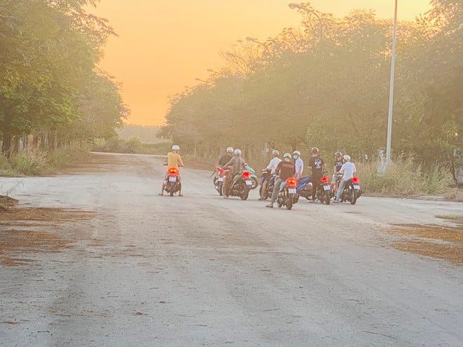 Nhiều khu đô thị được đầu tư hệ thống hạ tầng khang trang, rộng lớn đã trở thành nơi tập kết đua xe lý tưởng cho thanh niên địa phương. ẢNH: ĐÌNH SƠN