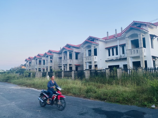Những căn biệt thự hàng chục tỉ đồng xây dựng xong cũng không có người ở, để cỏ dại mọc um tùm. ẢNH: ĐÌNH SƠN