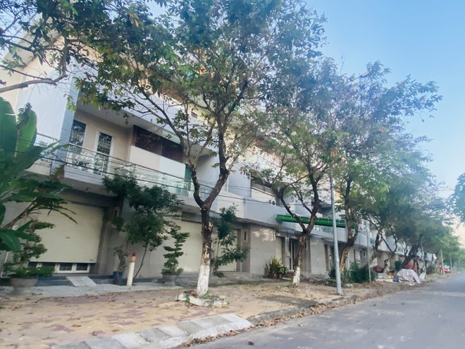 Những dãy nhà phố, shophouse xây dựng xong và đã bàn giao hàng chục năm nay vẫn đìu hưu gió lạnh. ẢNH: ĐÌNH SƠN