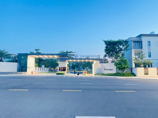 Khu Garden Tower 2 trong dự án Swan Park với hơn 400 căn đã giao nhà gần 1 năm chỉ có hơn 20 hộ ở và hơn 20 hộ đang thi công nội thất. Khu Garden Tower 1 đối diện có khoảng 200 căn cũng giao nhà gần 1 năm nay nhưng rất ít người dọn về ở. Theo một bảo vệ ở khu vực này, đa số các chủ nhà đều ở TP.HCM nên lâu lâu vào cuối tuần có người xuống