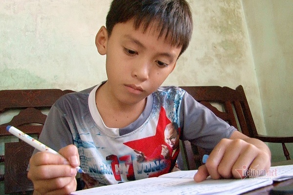 Vốn đã thiếu đi tình cha, giờ đây mẹ gặp nạn, Thái cảm thấy chới với. Nhất là khi em biết rằng để điều trị cho mẹ cần khoản tiền rất lớn, ông bà ngoại già yếu của em không lo nổi.